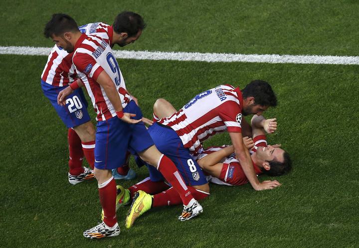 Atletico Madrid's Godin celebrates with team mates after scoring a goal against Real Madrid during their Champions League final soccer match at the Luz Stadium in Lisbon