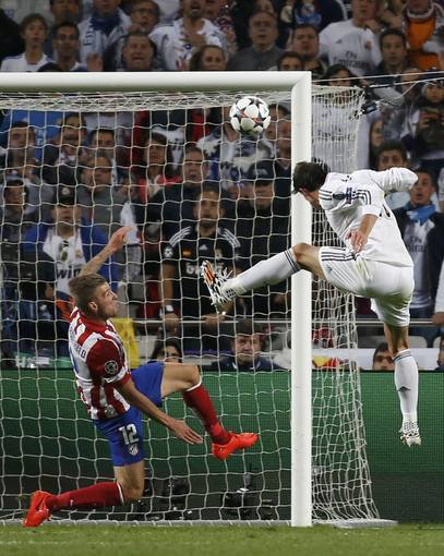 Real Madrid's Bale scores a goal past Atletico Madrid's Alderweireld during their Champions League final soccer match at the Luz stadium in Lisbon