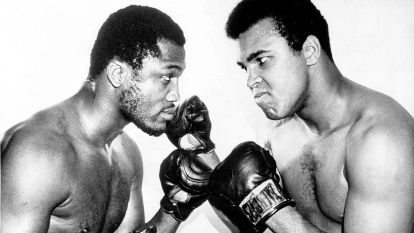 Joe Frazier (g) et Mohamed Ali (alias Cassius Clay) le 4 fevrier 1971 avant leur match du 8 mars au Madison Square Garden a New York --- NewYork heavyweight champion Joe Frazier (left) and Muhammad Ali (alias Cassius Clay) square off in this picture made recently and released by the promoter february 4, 1971 before meeting in a title fight at Madison Square Garden March 8